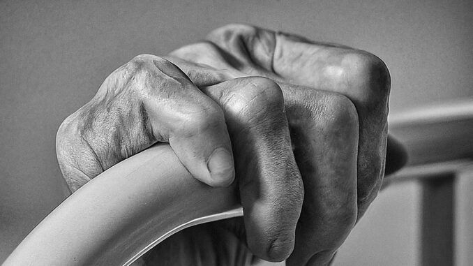 5.795 mayores con Covid madrileños murieron sin recibir atención médica aferrados splos a los barrotes de sus camas intentando respirar