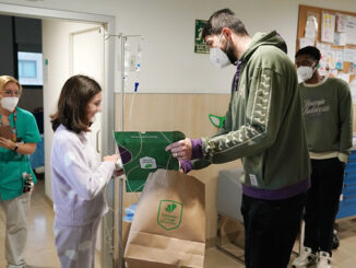 Los pacientes de Quirónsalud Málaga reciben la visita de los Reyes Magos acompañados de jugadores del Unicaja Baloncesto