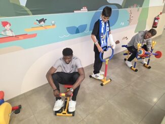 Los jugadores del Málaga CF y del Unicaja inauguran un minigimnasio para los niños ingresados en el Hospital Quirónsalud Málaga