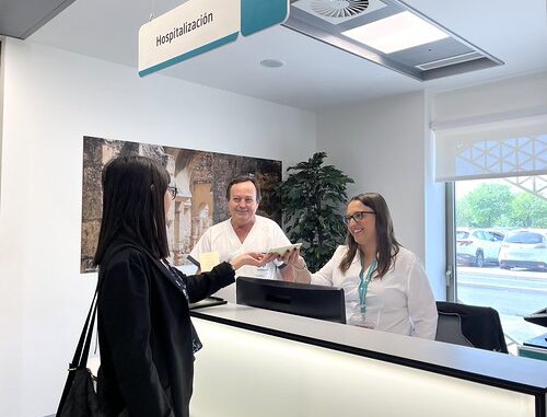 El Hospital Quirónsalud Córdoba celebra el Día del Libro con sus pacientes para promover los beneficios de la lectura en la salud