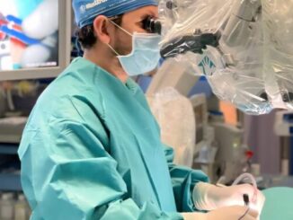 El servicio de Neurocirugía de Quirónsalud Sagrado Corazón aplica cirugía mínimamente invasiva para extirpar un tumor intramedular