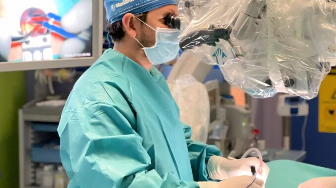 El servicio de Neurocirugía de Quirónsalud Sagrado Corazón aplica cirugía mínimamente invasiva para extirpar un tumor intramedular